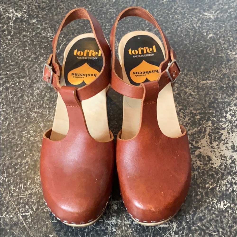 T strap clogs